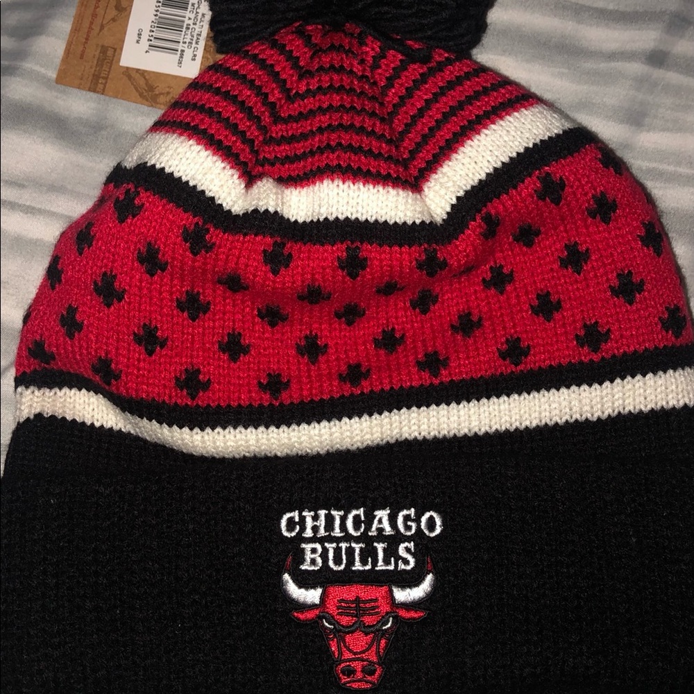 NBA Chicago Bulls Winter Hat New With Tags - Red , Black, Whitevery comfortable - Picture 2 of 8